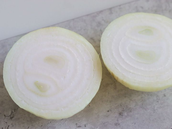 新たまねぎの皮をむき、横半分に切る。