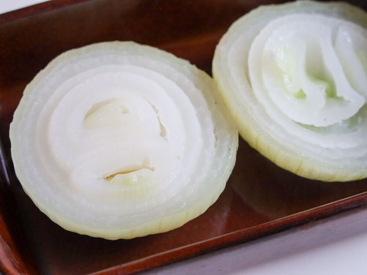 新たまねぎの断面を上にして耐熱容器に並べる