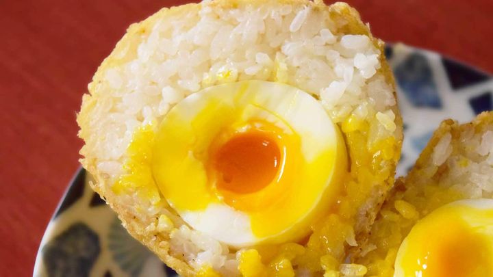 中にはとろりとした半熟玉子が入っており、ひと口食べるとまろやかなコクが広がります。