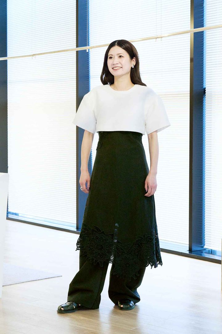 画像: 【H&M EDITION】クロップドトップス¥5,499、中に着たキャミソールドレス¥12,999、パンツ¥4,999 www2.hm.com