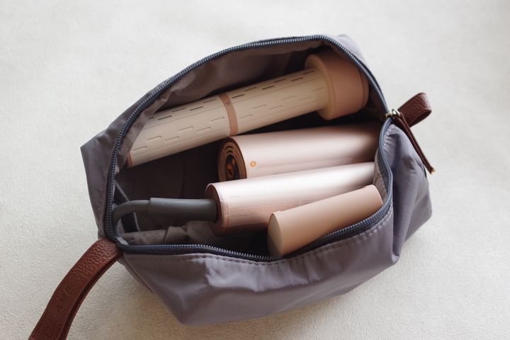 持ち運びに便利なポーチつき＆海外対応の電圧