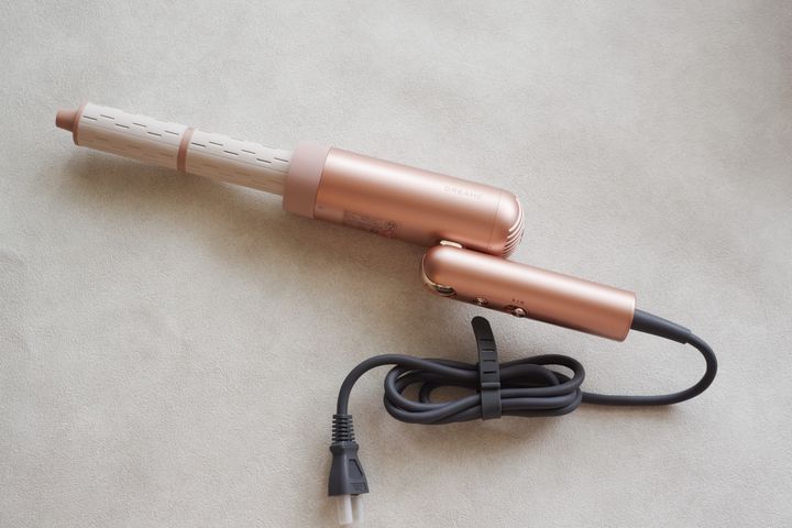 付属のカーリングバレルで弾むようなカールを