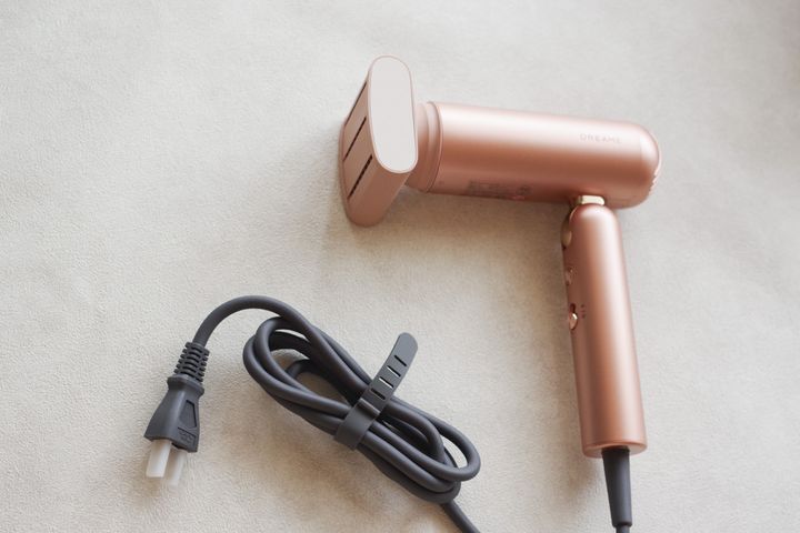 浮き毛抑制ツールにより輝きに満ちた、なめらかなストレートヘアに