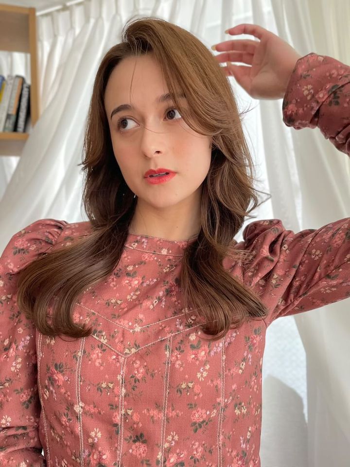 付属のカーリングバレルで弾むようなカールを