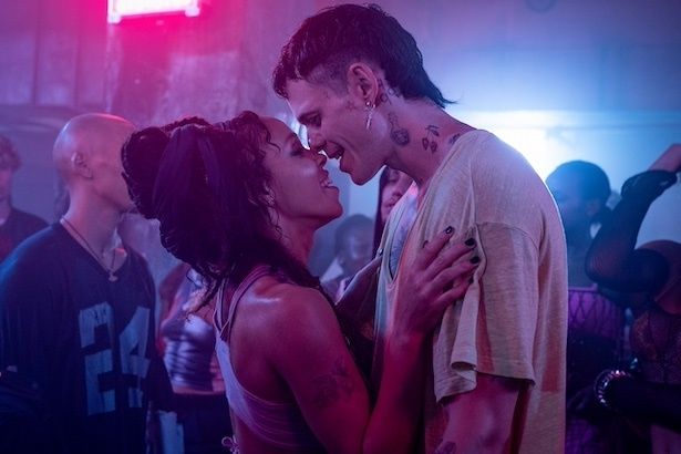 暗い過去を持つ女性シェリー(FKA ツイッグス)と恋に落ちるエリック(ビル・スカルスガルド) (C) 2024 Yellow Flower LLC (C) 2024 LIONS GATE ENTERTAINMENT INC. ALL RIGHTS RESERVED.