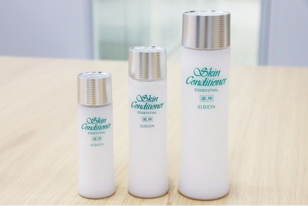 【写真】52年間のロングセラー！3世代でのファンも多いという「薬用スキンコンディショナー エッセンシャル N」(110ml3850円、165ml5500円、330ml9350円) 【撮影】水野梨香