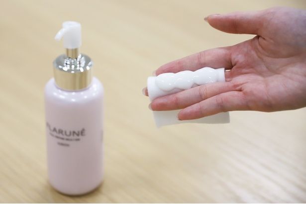 1回の使用量は3プッシュがおすすめ。コットンをきき手の中指に巻きつけて、顔の5カ所に乳液を置いてからなじませていく 【撮影】水野梨香