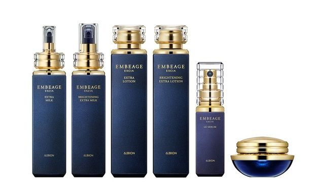 左から「エクシア アンベアージュ エクストラミルク」「エクシア アンベアージュ ブライトニング エクストラミルク」(各200g1万9800円)、「エクシア アンベアージュ エクストラローション」「エクシア アンベアージュ ブライトニング エクストラローション」(各200ml1万9800円)、「エクシア アンベアージュ ル セラム(40ml4万1800円)」「エクシア アンベアージュ クレーム パルフェ(30g6万6000円)」 提供画像