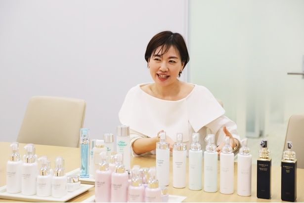 シリーズごとの特徴を教えてくれた大西さん。テーブルには“肌実感”にこだわって開発されたスキンケアアイテムがずらり！ 【撮影】水野梨香