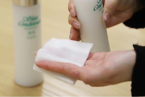 “スキコン”の1回の使用量は、指が2本透けるぐらいが目安 【撮影】水野梨香