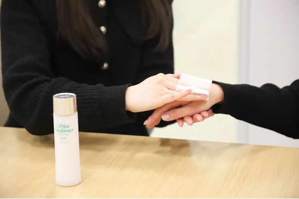 店舗カウンターでは顔だけではなく、このように手元で商品を試すこともできる 【撮影】水野梨香