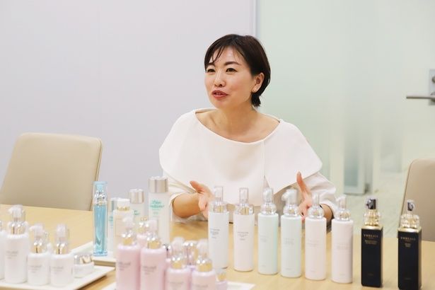 丁寧なカウンセリング、接客を大切にしてきたアルビオン。「お客様の肌の状態やご希望、気がかりなことなどをしっかりお聞きしたうえで、おすすめの商品や効果的な使い方をご紹介しています」と大西さん 【撮影】水野梨香