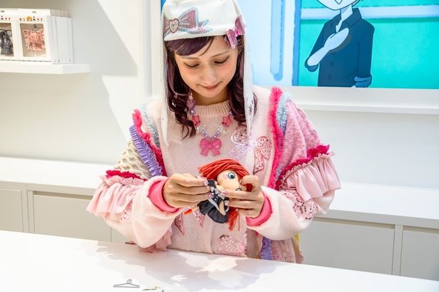 「楽しいですね〜」と言いながら、「サプライズ・ハッピードール」を着せ替えていくしなこさん