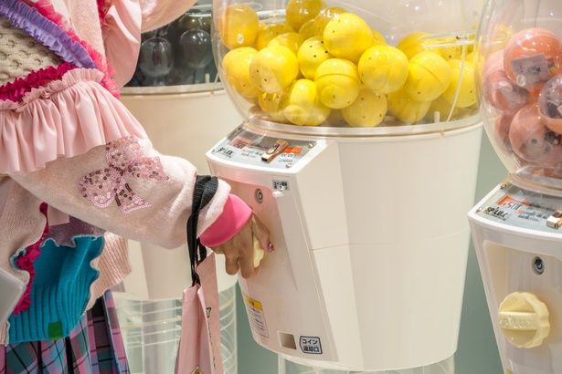 何が出るのかドキドキしながら、コインを入れてガチャガチャと回す