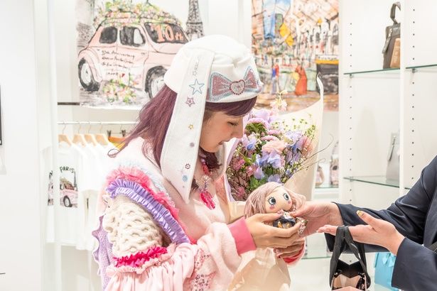 エンディングにはサプライズも！誕生日のお祝いとして、スタッフから花束が贈られた