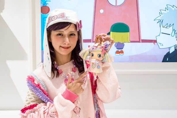 カラフルでポップな、しなこオリジナル「10周年限定ハッピードール」も発表された