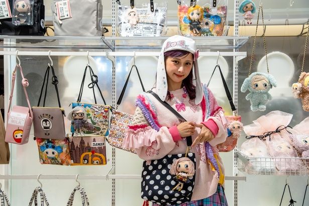 ショルダーバッグに「サプライズ・ハッピードール」をつけて、しなこ流アレンジを披露