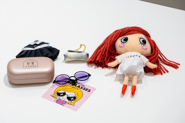 ガチャガチャで、モノトーンのワンピースと、バッグをゲット！別売りのサングラスもプラスして、着せ替えに挑戦