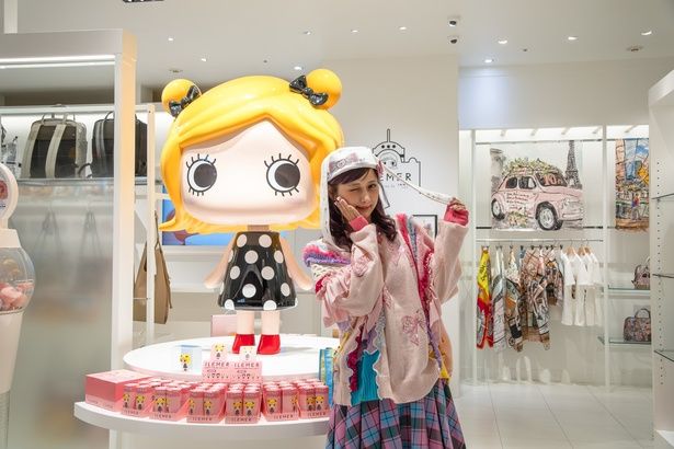 公式の等身大より少し大きいイーマリーちゃんのフィギュアと一緒に記念撮影