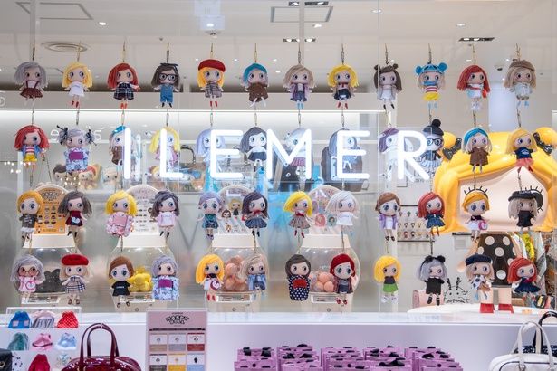 「サプライズ・ハッピードール」をはじめ、ウェアやバッグ、アクセなど、さまざまなアイテムがラインナップされている