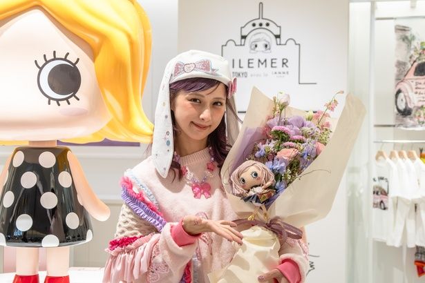 花束の中に、シークレットの「サプライズ・ハッピードール」をちょこんと置いて、かわいくフラワーアレンジ