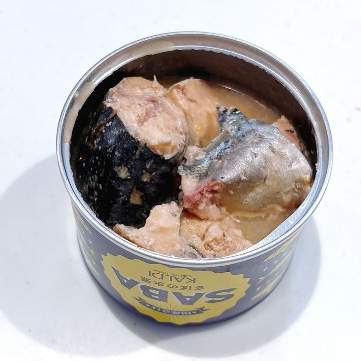 「大さじ1入れるだけ」普通のさば缶が断然おいしくなる“簡単10秒アレンジ”「おにぎりにも合う」