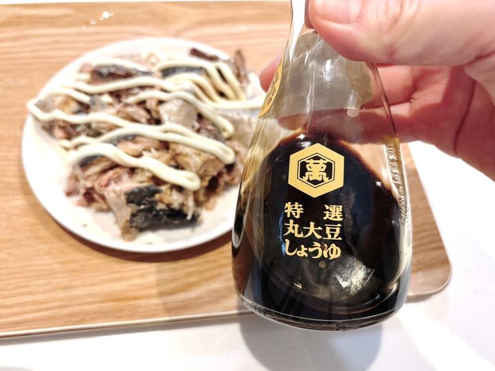 醤油をまわしかける