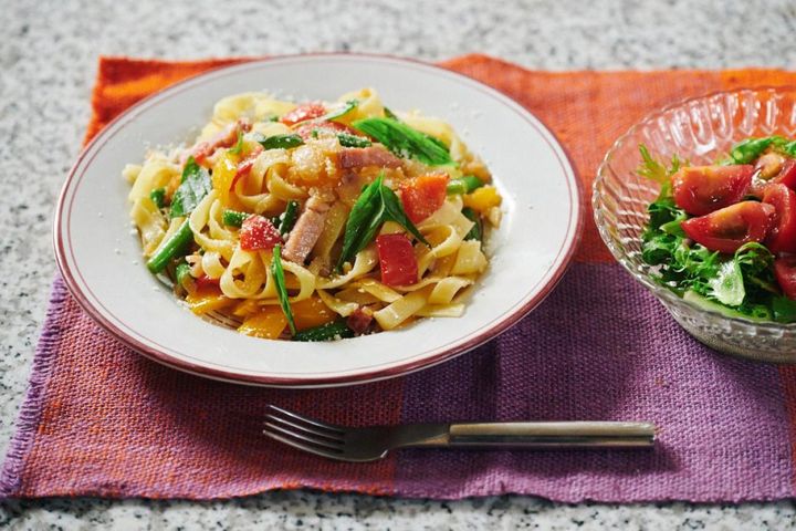 同じ料理でも、器やマットとの組み合わせで表情が変わります。