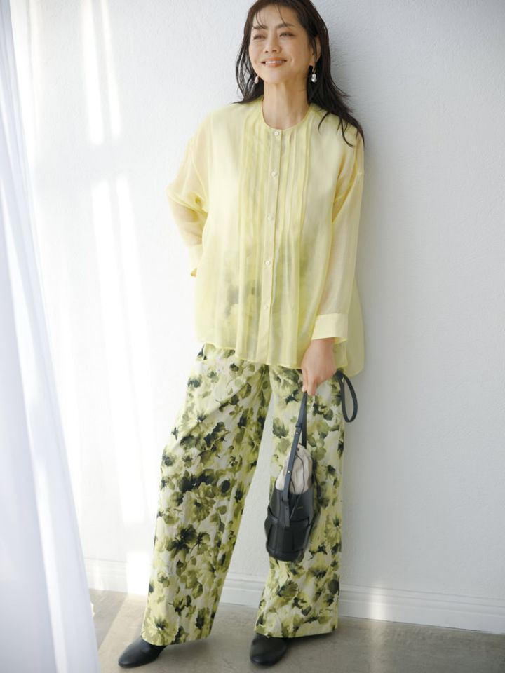 ブラウス¥26,400／ボールジィ（トゥモローランド）、パンツ¥94,600／エブール（リトルリーグ インク）、ピアス¥22,000／アデュービジュー（アデルビジュー ショールーム）、バッグ¥48,400／オルセット（オルサ）