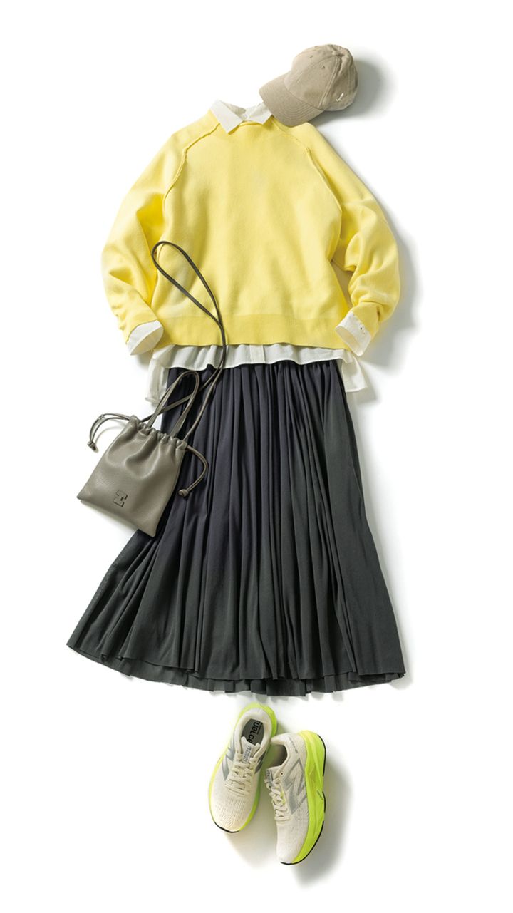 マットな素材にはイエローを落ち着かせる効果が。ニット¥16,500／ヒューマン ウーマン、シャツ¥18,700／ハリス（金万）、スカート¥29,700／アデュートリステス、バッグ¥22,000／イアクッチ（イアクッチ 大丸東京店）、キャップ¥17,600／ミュールバウアー（アッシュ・ペー・フランス）、スニーカー¥13,750／ニューバランス（ニューバランスジャパンお客様相談室）