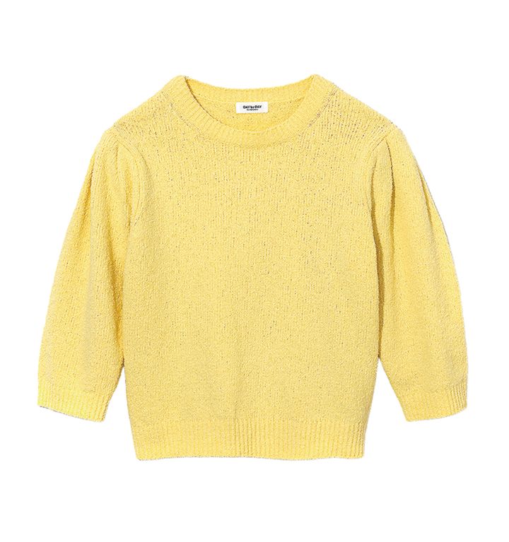 着こなしやすいクリアな色。ニット¥14,960／デイ バイ デイ イッツ インターナショナル