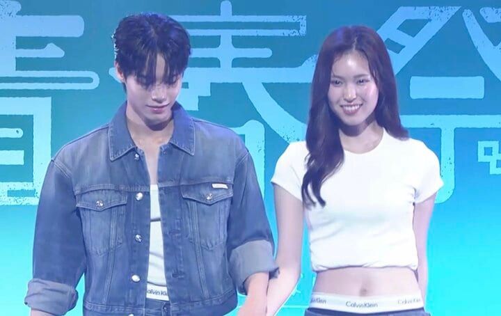 【写真・画像】「スタイルレベチ」「ウエスト細い！」はるな（村谷はるな）＆たくや（林田拓也）カップル、カッコ良すぎるデニムリンクコーデに大歓声 1枚目