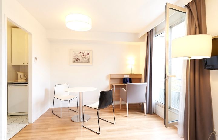 パリの2階は日本の3階にあたる。階数のカウントが異なるので注意