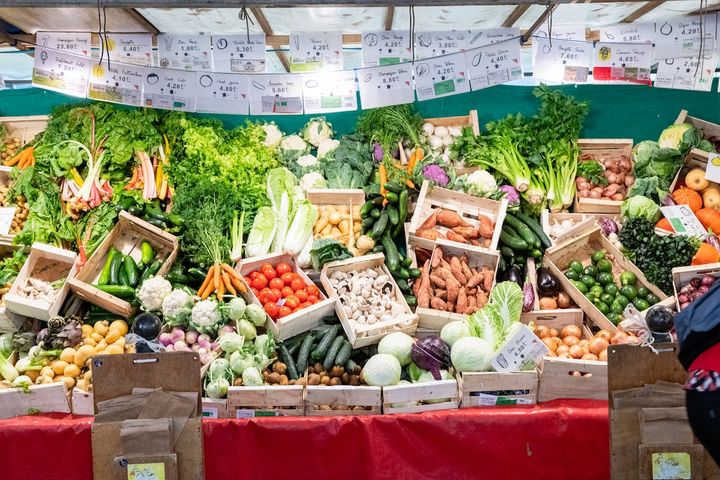 有機野菜や食料品が並ぶ市場「マルシェ・ビオ・ラスパイユ」。近くで開かれる蚤の市もあわせて木村さんのお気に入り