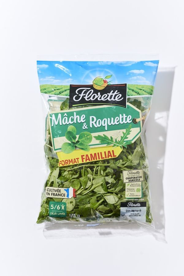 マーシュ＆ロケット（ルッコラ）が入った袋入りのサラダ野菜。旅行中の野菜不足も解消