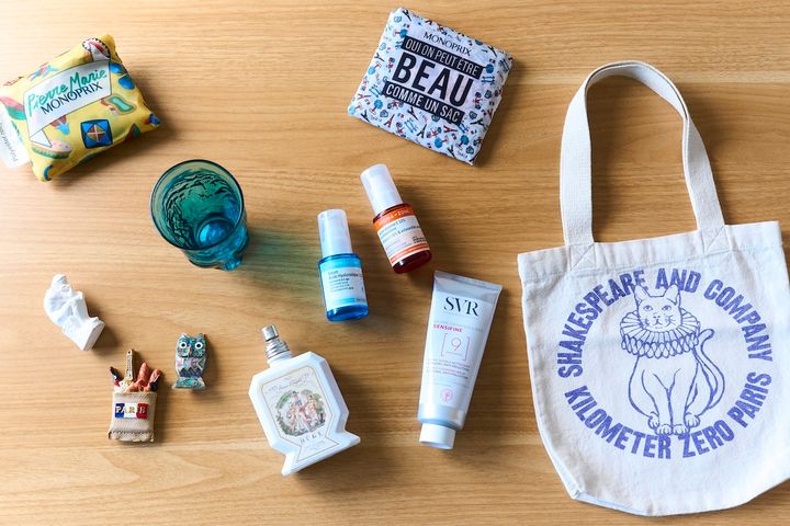 木村さんが買い集めたパリみやげ。エコバッグやマグネット、スキンケアのほか、調味料や食料品なども