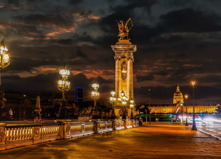 街灯に照らされる「アレクサンドル3世橋」（写真：PIXTA）