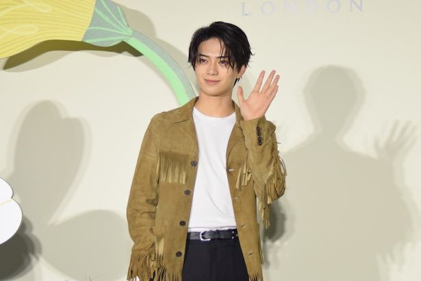 春らしい軽やかなスタイルで登壇した岩瀬洋志さん 撮影：ソムタム田井