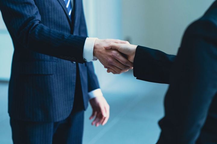 握手するビジネスマン