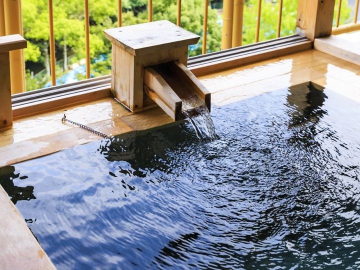 大阪府池田市の伏尾温泉は、大阪市内から車で約30分のアクセスの良さと緑豊かな環境が魅力。「大阪の奥座敷」として親しまれており、四季折々の渓谷美を楽しめます。ラジウムを含む天然温泉が、心身を解きほぐす癒やしのひとときを提供してくれます。