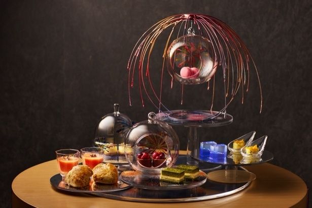 花火の色鮮やかさやきらめきを表現したアフタヌーンティー