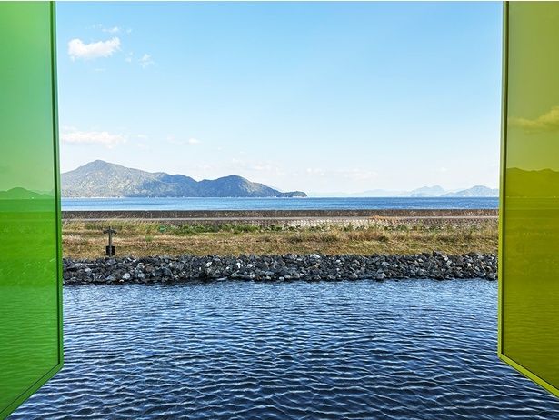 展示室から展示室へ移動する通路から見える景色