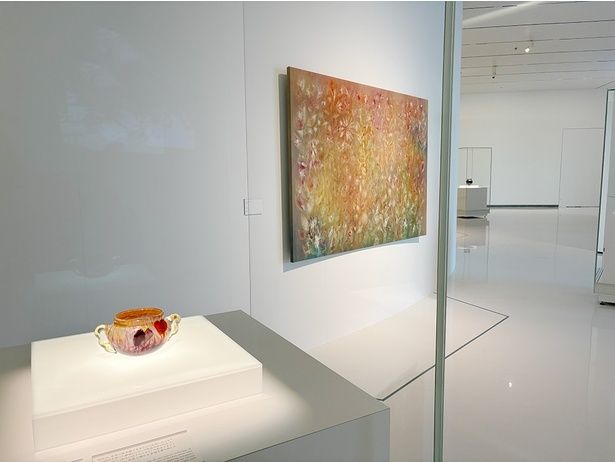 自然の草花や大気をキャンバスに写し込む手法で制作するフォールズと、植物を中心とした自然の形態を装飾のモチーフに取り入れたガレの作風は重なる部分がある