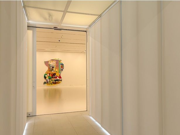 この通路を渡って隣の展示室へと移動する