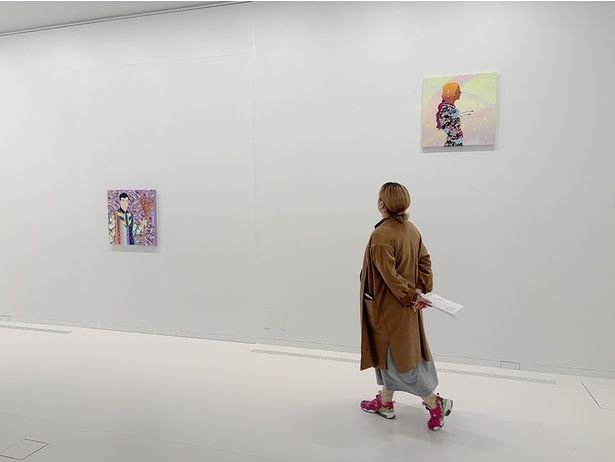 カラフルな外観とは反対に、真っ白な空間が広がる展示室内