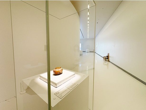 エミール・ガレの作品「蘭文耳付花瓶」(1889年頃)