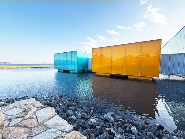 水盤に浮かんでいるように見える可動展示室