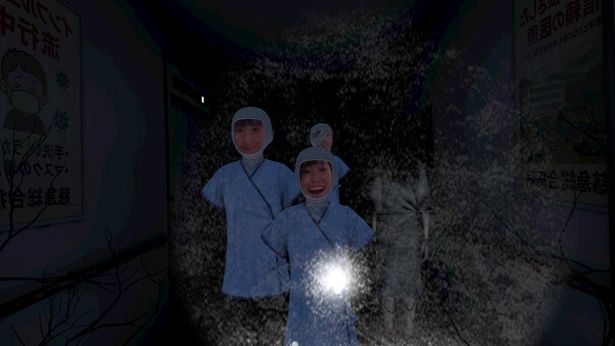 懐中電灯ひとつで廃病院の廊下を進む。壁のポスターもリアル