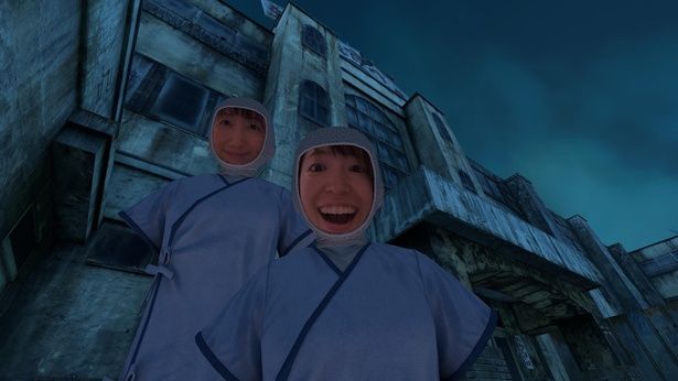  廃病院の前で満面の笑みで撮影