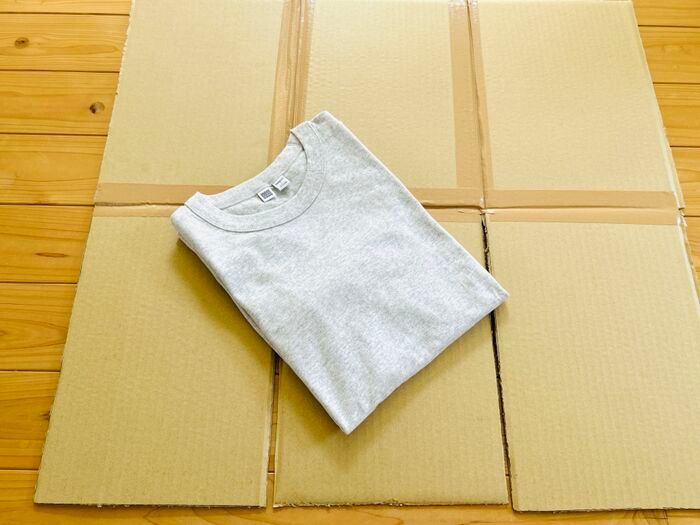 Tシャツが秒でぴしっと畳める『段ボール製たたみ機』が超便利。これは手放せなくなりますよ♪